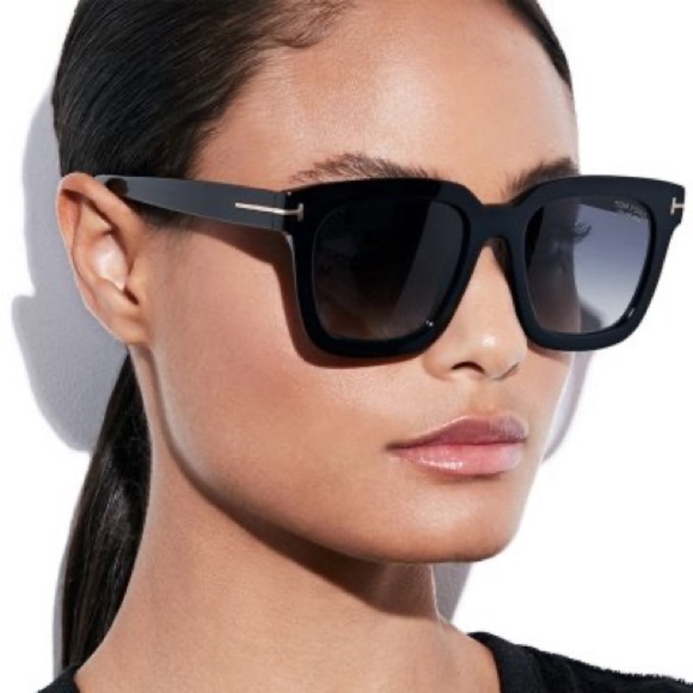 New  - Tom Ford SARI FT0690 01D Black / Gray Polarized 52mm  Sunglasses TF0690
